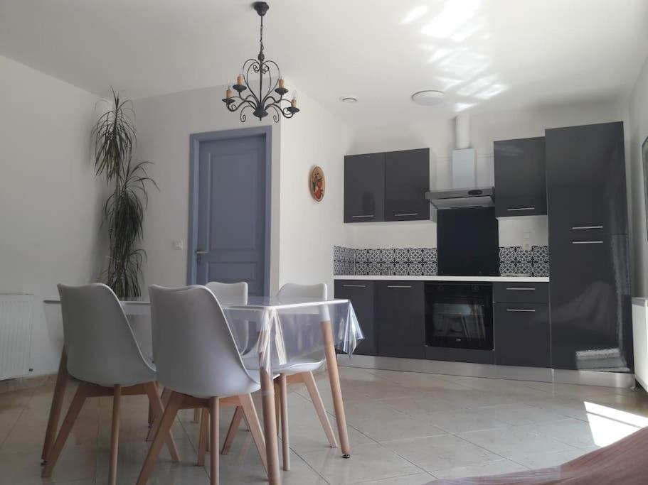 Maison Dans Une Propriete Avec Une Cour Corneilhan ภายนอก รูปภาพ
